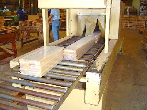 Cliquer pour fermer la fentre -  Mise sous film de protection du parquet exotique